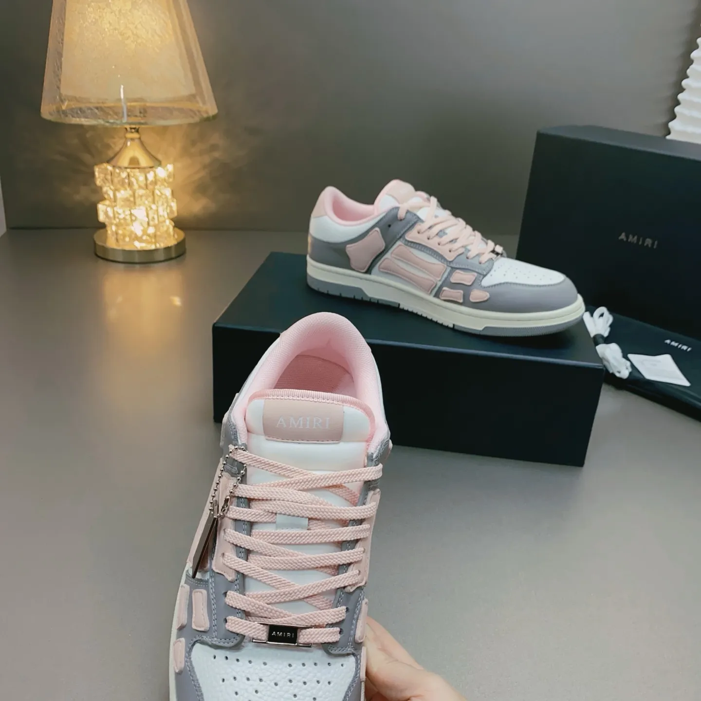 p580🐮🐮AMIRI Couple Style👑 The latest The Pacific Series Couple Style💀🦴Bone Stars Casual Sports Shoes Skateboard Shoes✔️ AMIRI's Pacific shoes are a sneaker that combines luxury and street style. Many celebrities and Internet celebrities have the same style. Its design and workmanship are very exquisite. Made of high-grade cow leather, soft to the touch and highly durable. 💎Fabrics: Original custom imported first-layer cowhide 💎Inner lining: Original customized breathable mesh 💎Foot: Original injection molded one-piece, comfortable, wear-resistant and not tiring for feet 💎Outsole: Original 1:1 molded three-color sole Original outsole 💎Sole thickness: 3CM 💎Size: Female 35-40 Male 39-46 💎Price; Top version 👑Special remarks Remark: (Female size 34 40 . Men's sizes 38 45 46 are customized and cannot be returned or exchanged. Please note when ordering! Thank you🤝🤝